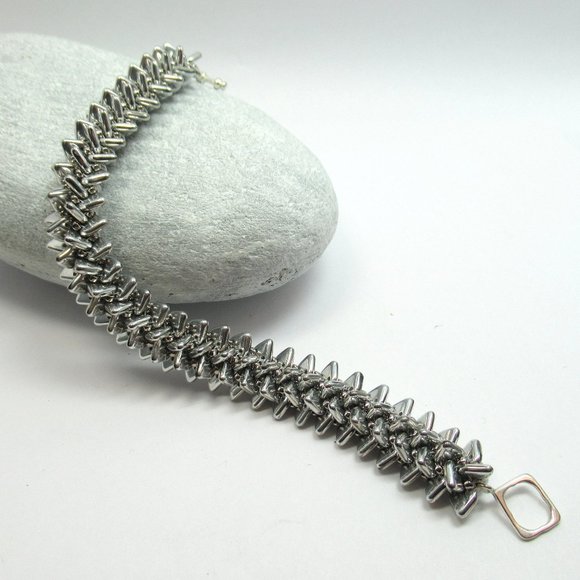 Handwoven spiky silver triangle bracelet - Picture 1 of 12
